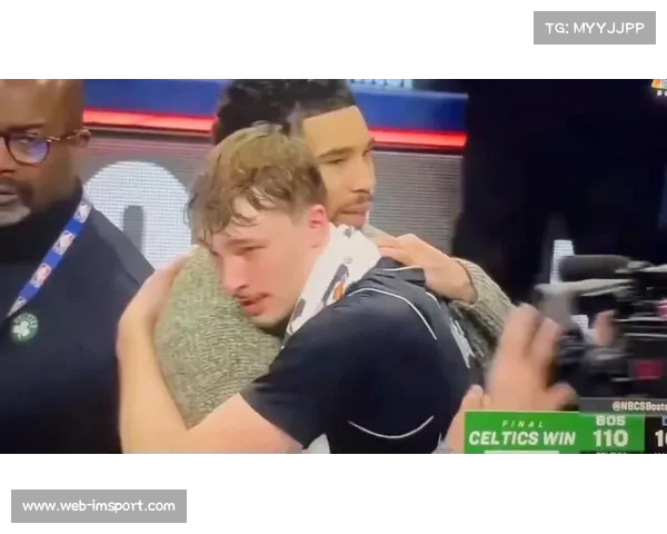 塔图姆赛后与学弟弗拉格寒暄,杜克校友赛场重逢